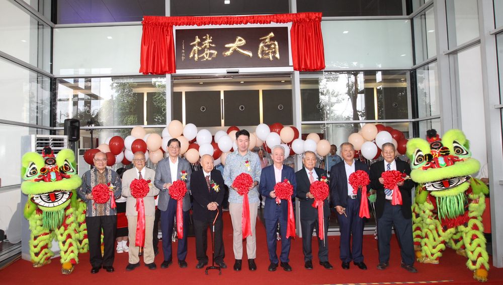 新纪元南大楼落成 郑立慷:预示教育科研好前景